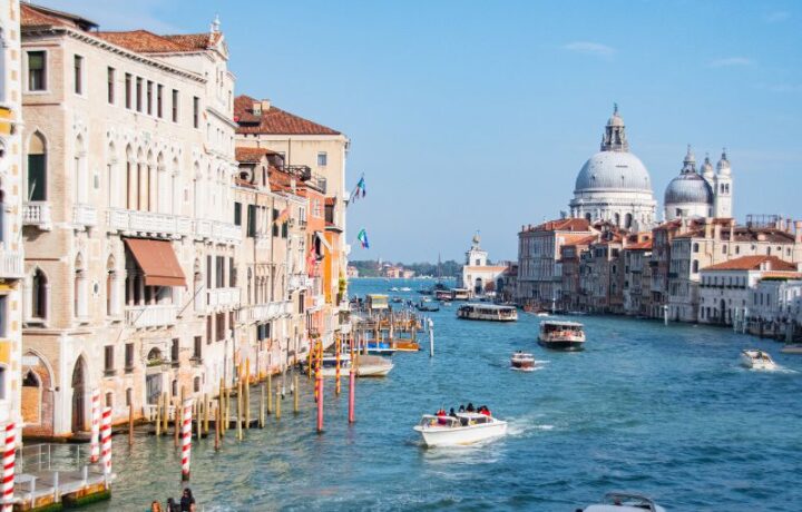 Italien mit dem Boot erkunden: Tipps für aufregende Touren